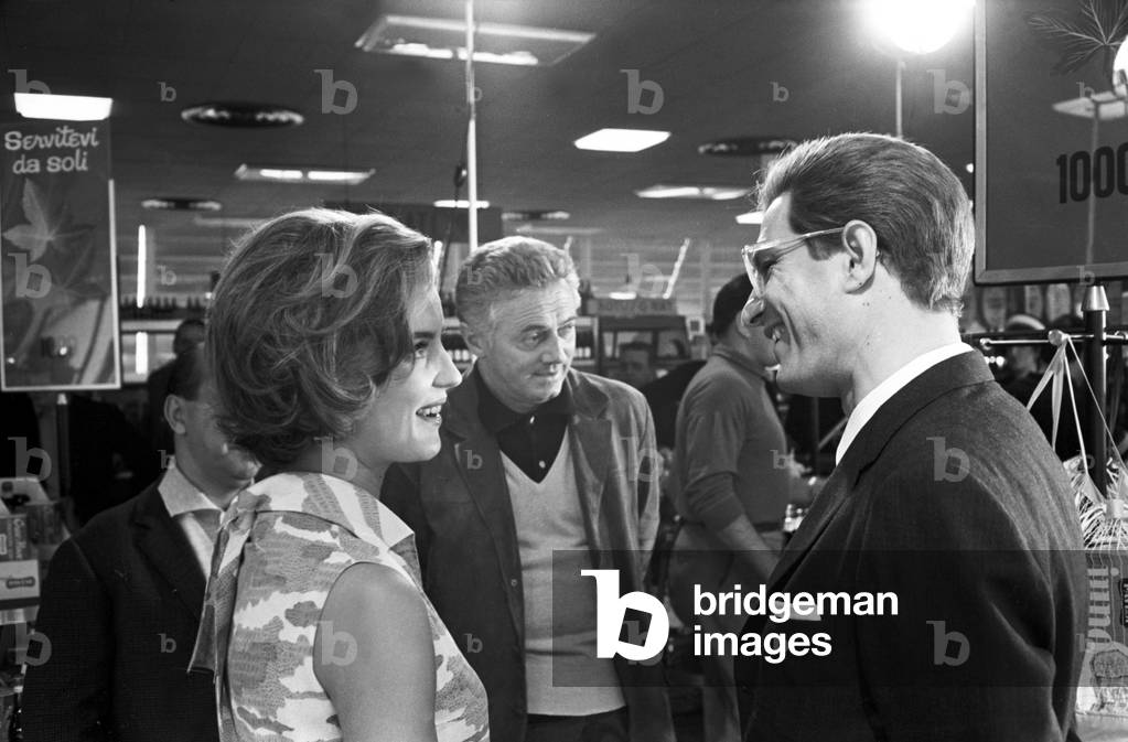 Dino Risi, Nino Manfredi and Ilaria Occhini on the set of the segment Una giornata decisiva, Unspecified, 1965 (b/w photo)