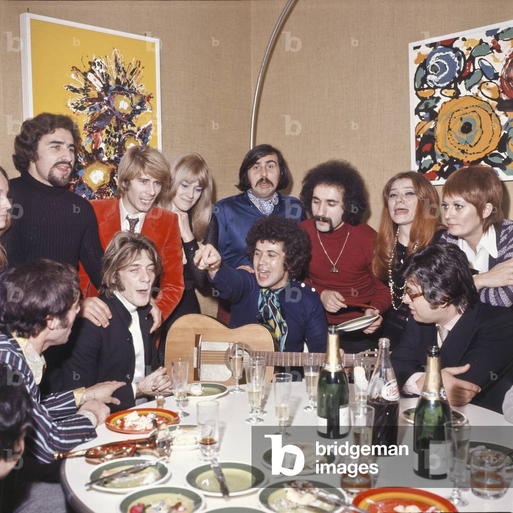 I Camaleonti and Lucio Battisti extemporize a song, sitting around a laid table, Italy