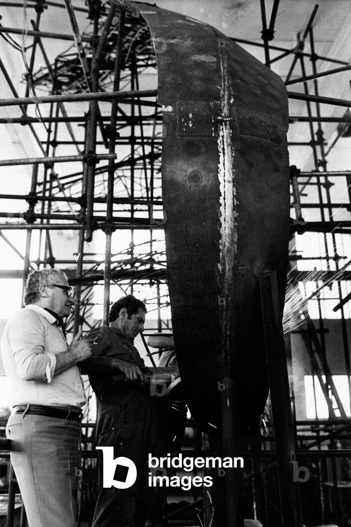 Luciano Minguzzi in a foundry in Milan