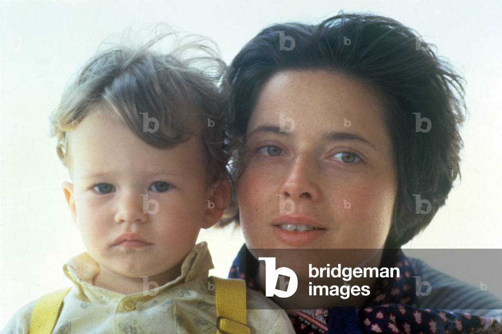 Isabella Rossellini with her daughter Elettra, Italy, 1984 (photo)