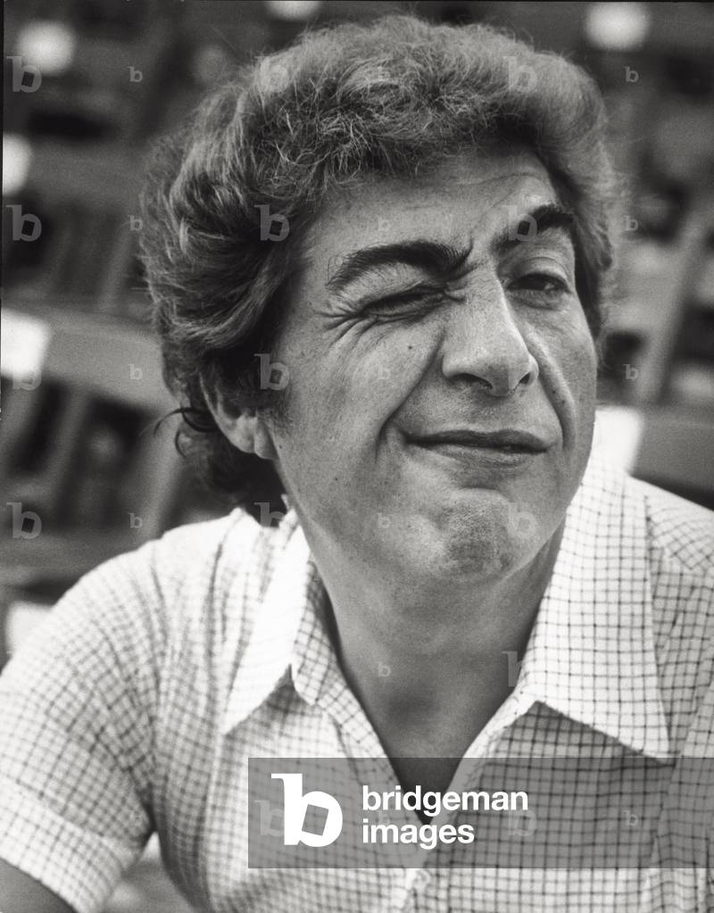 Gino Bramieri is winking