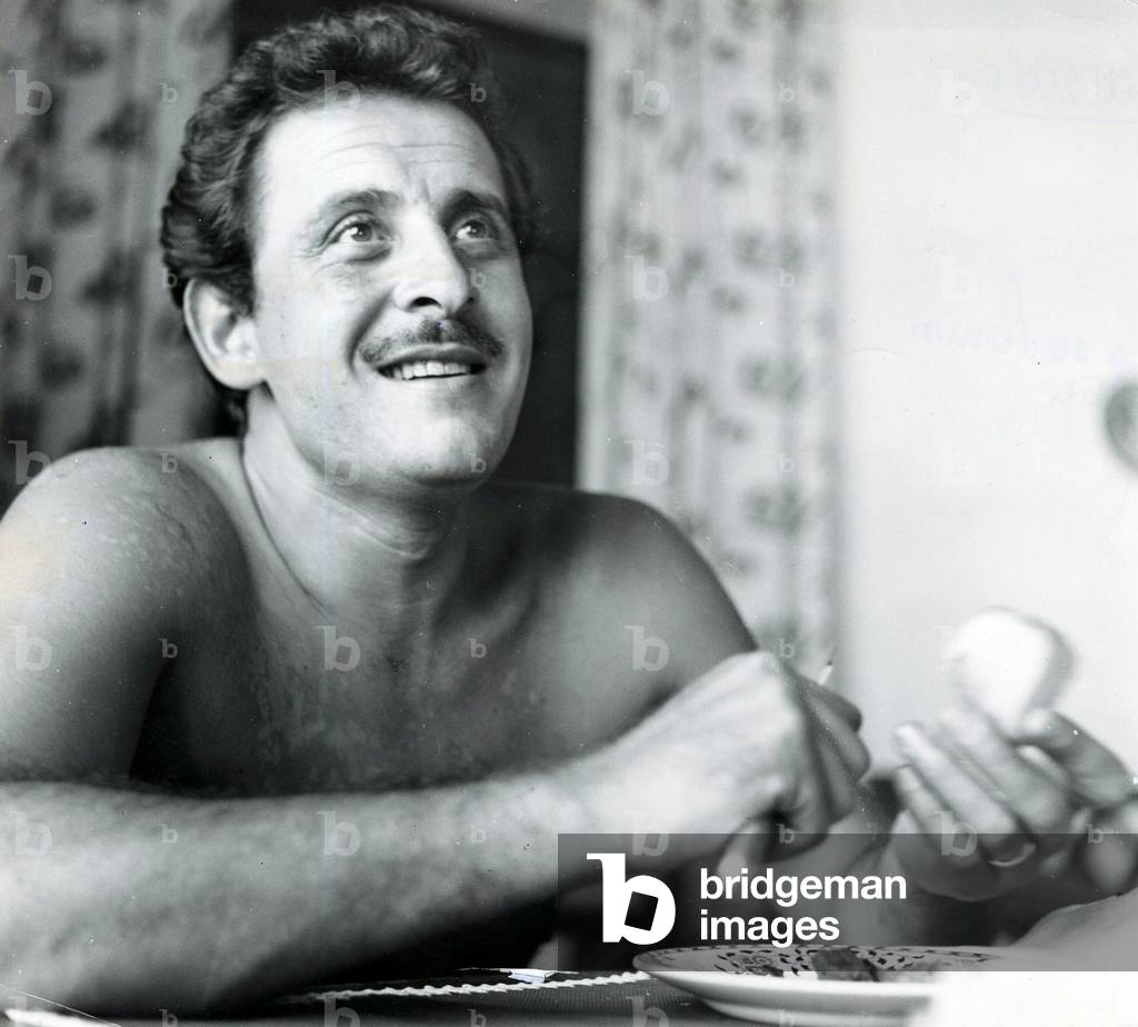 Domenico Modugno eating