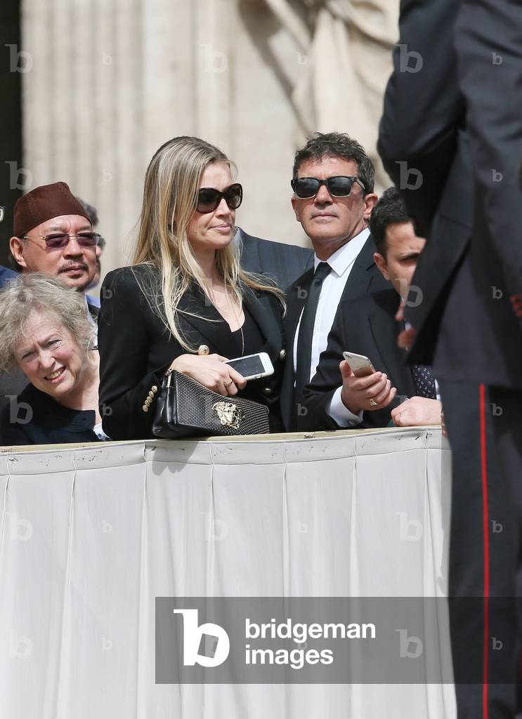 Antonio Banderas and Nicole Kimpel attending Pope Francis' Wednesday General Audience, Vatican, 2016 (photo)