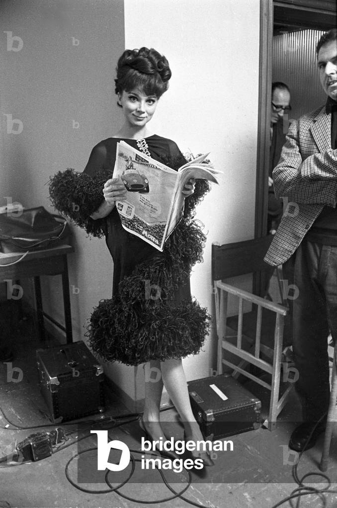 Gaia Germani on the film set of the segment Guglielmo il dentone, Unspecified, 1965 (b/w photo)