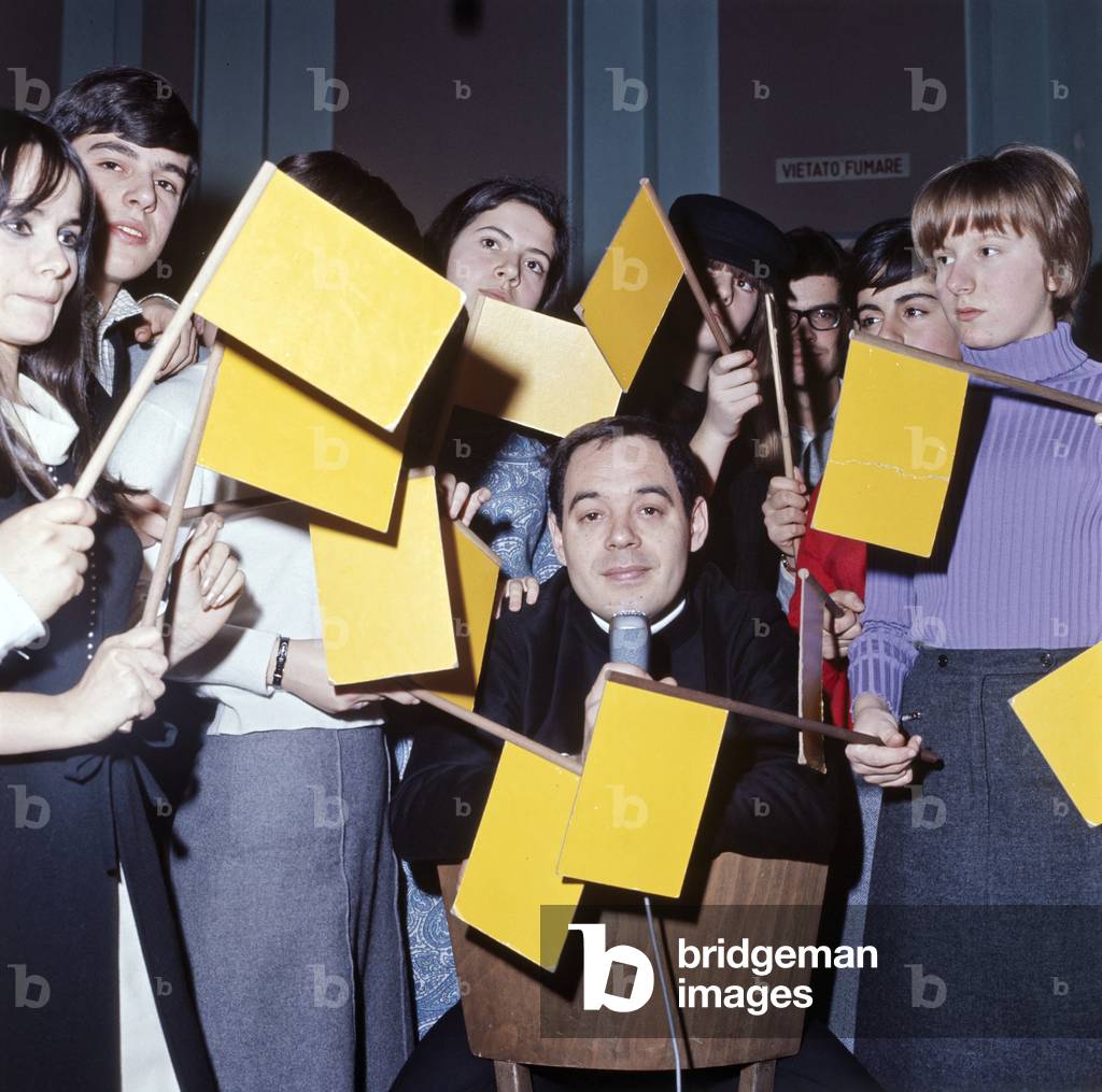 Gianni Boncompagni among boys and girls waving yellow flags, Rome, Italy