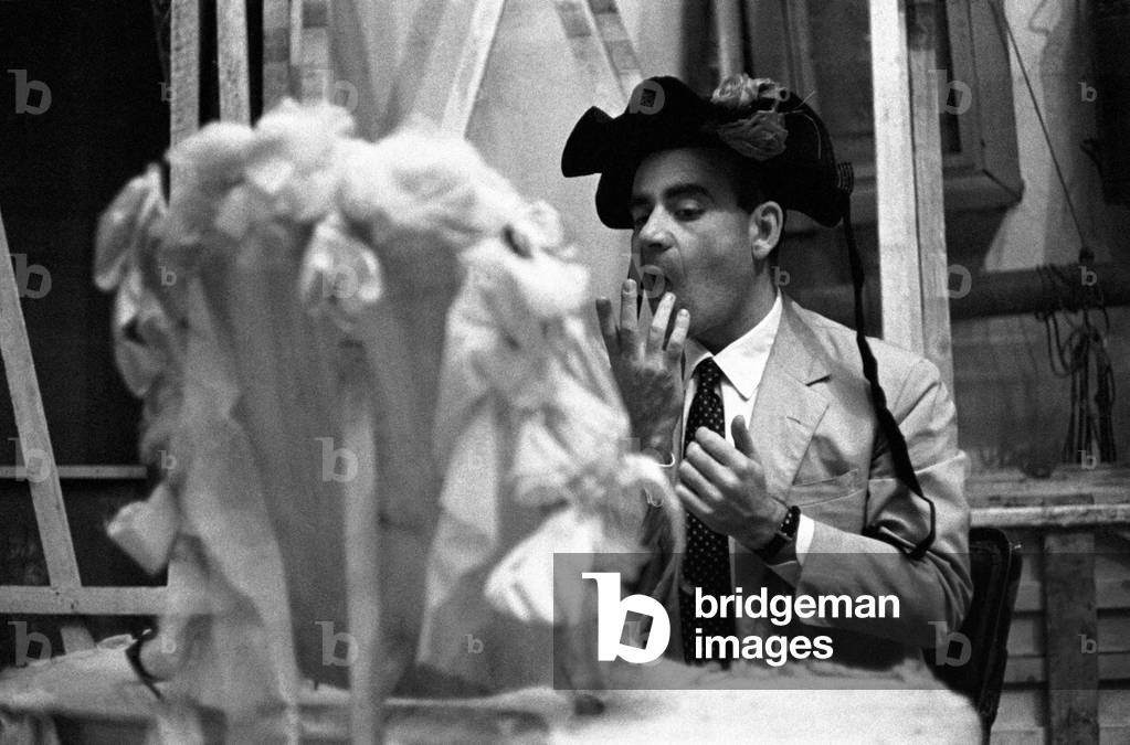 Vittorio Caprioli making up his mouth