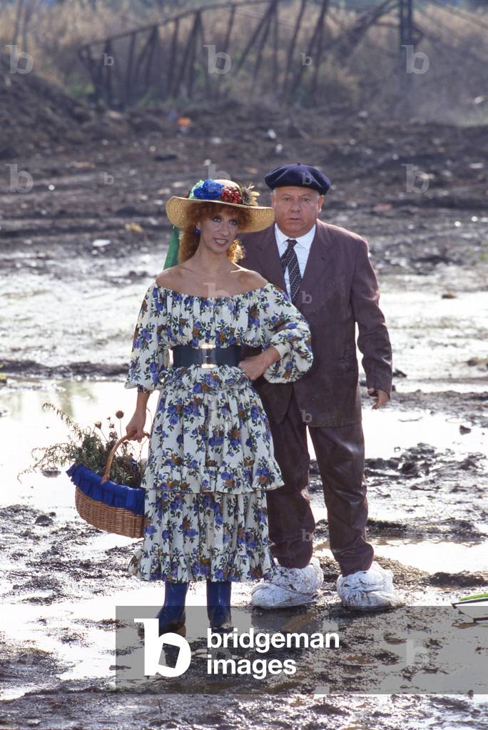 Paolo Villaggio walking with Anna Mazzamauro in Fantozzi alla riscossa