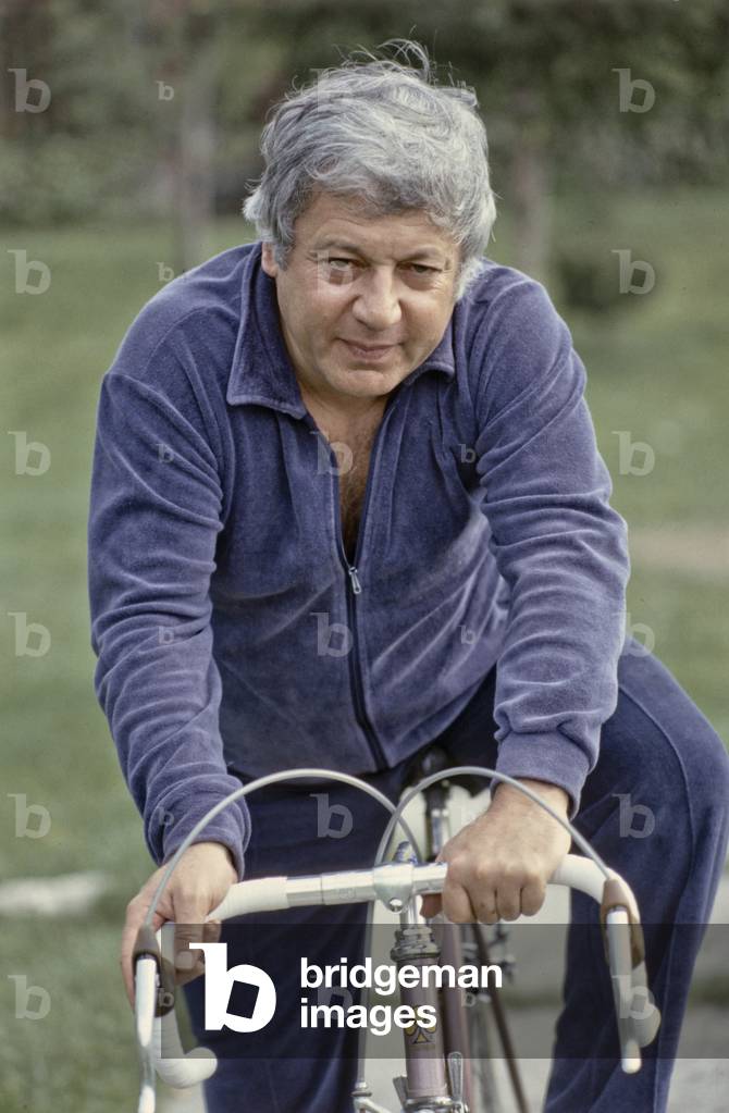Paolo Villaggio on the bike