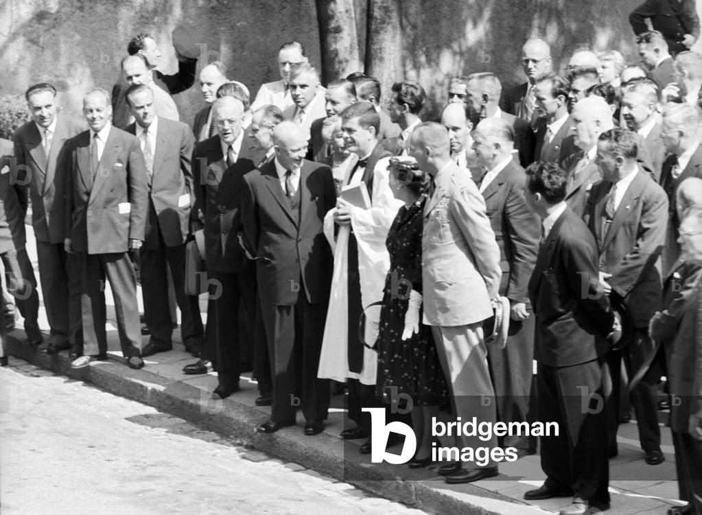 Dwight Eisenhower and Mamie Eisenhower smiling in front of the Emmanuel Church in Geneva, Geneva, Switzerland