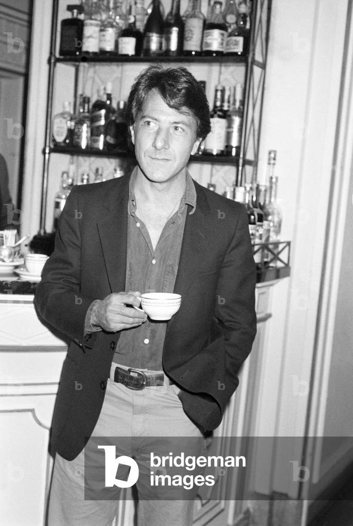 Dustin Hoffman drinking a coffee, Italy, 1983 (b/w photo)