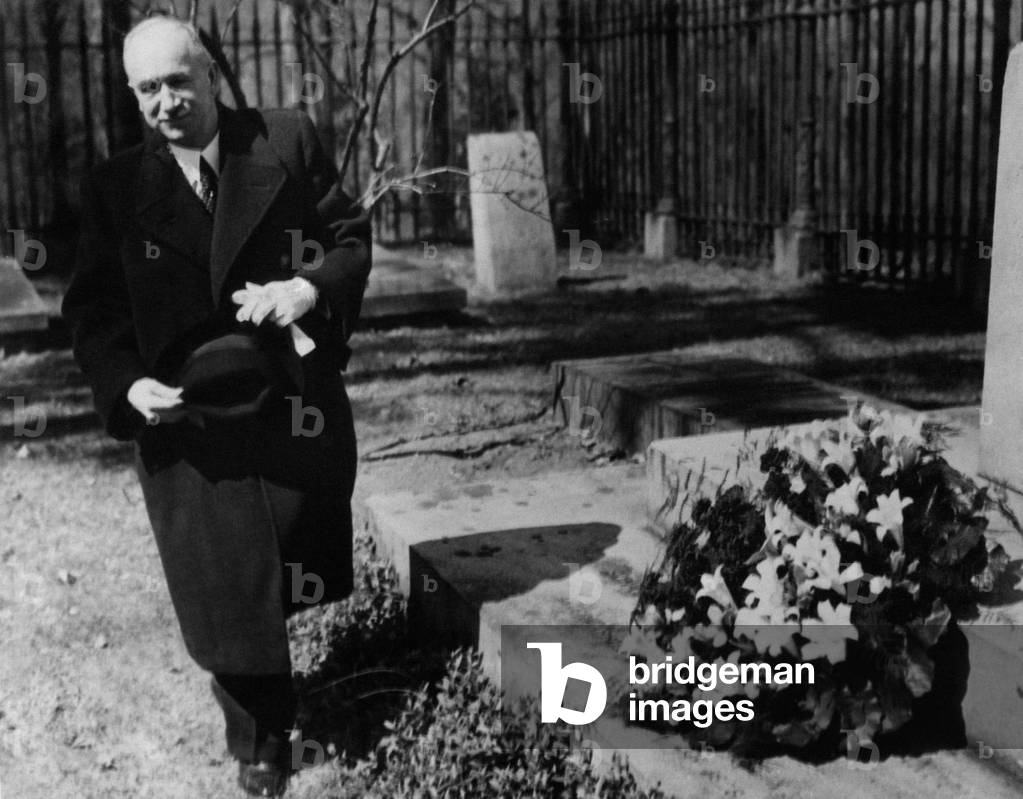 Edvard Benes paying homage to Thomas Jefferson's grave