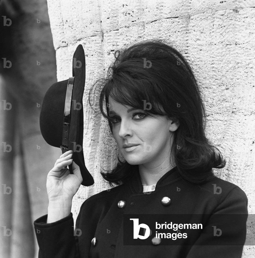 Lisa Gastoni posing holding a broad-brimmed hat, Rome, Italy