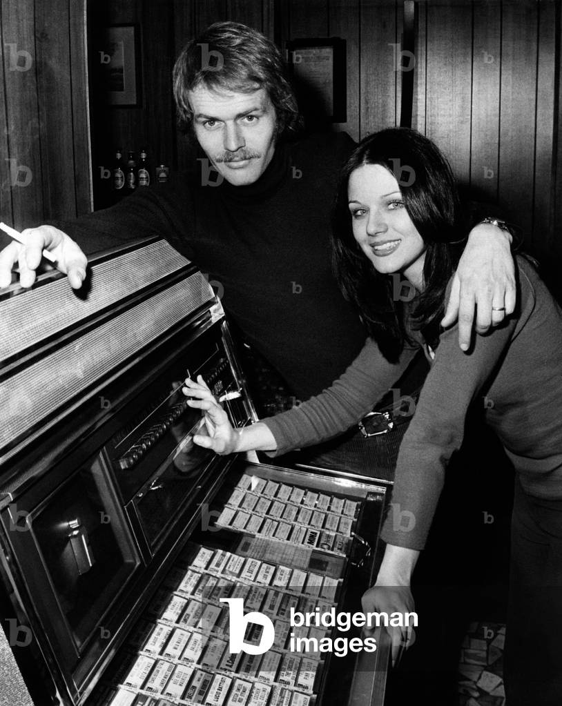 Agostina Belli and Fred Robsahm leaning on a juke box