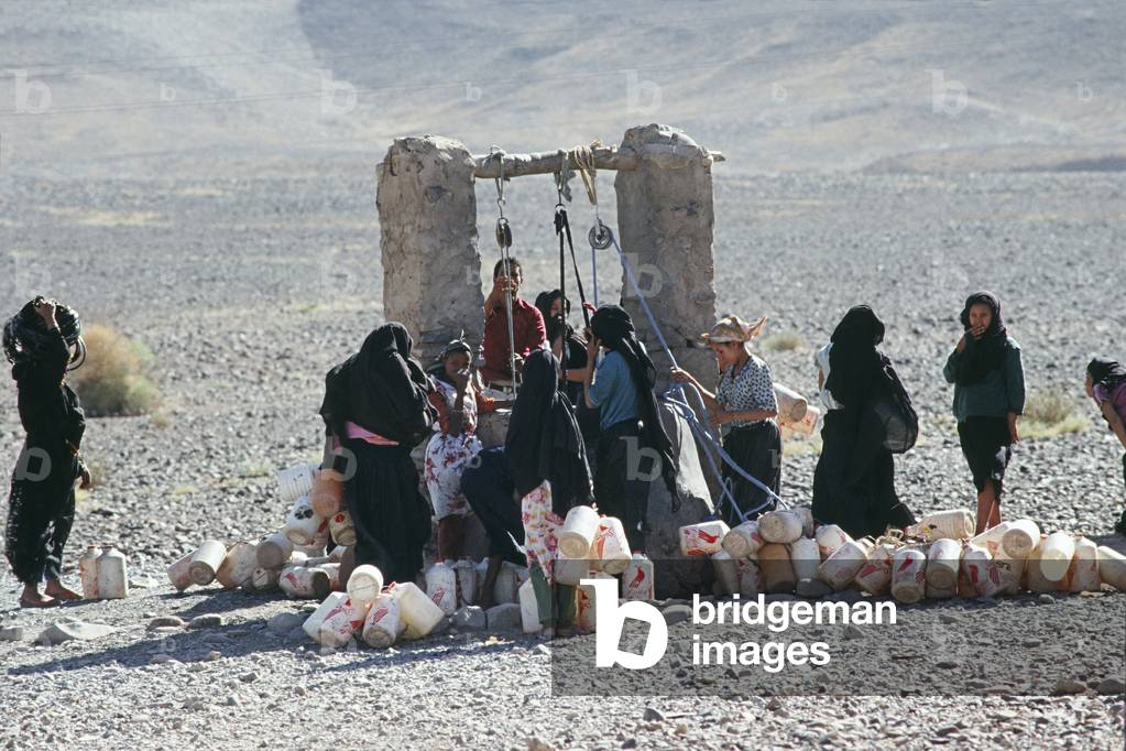 Women taking water from a well, Morocco, 1991 (photo)
