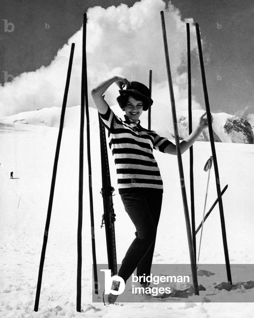 Stella Dizzy between the stakes on a ski run