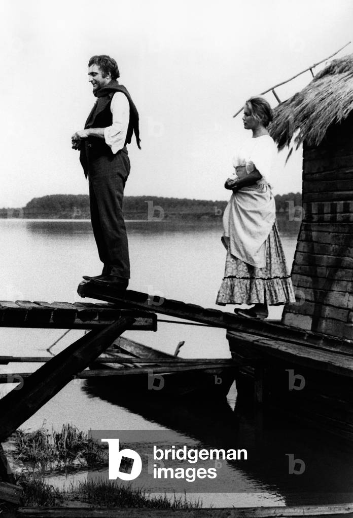 Raoul Grassilli and Valeria Moriconi on the set of Il mulino del Po