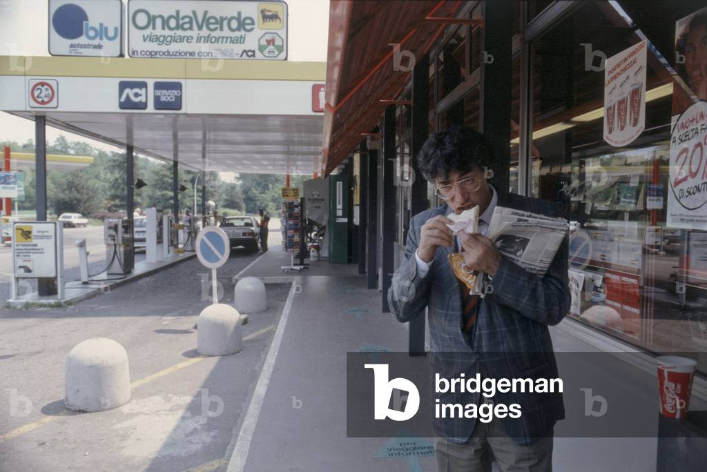 Umberto Bossi eating a sandwich