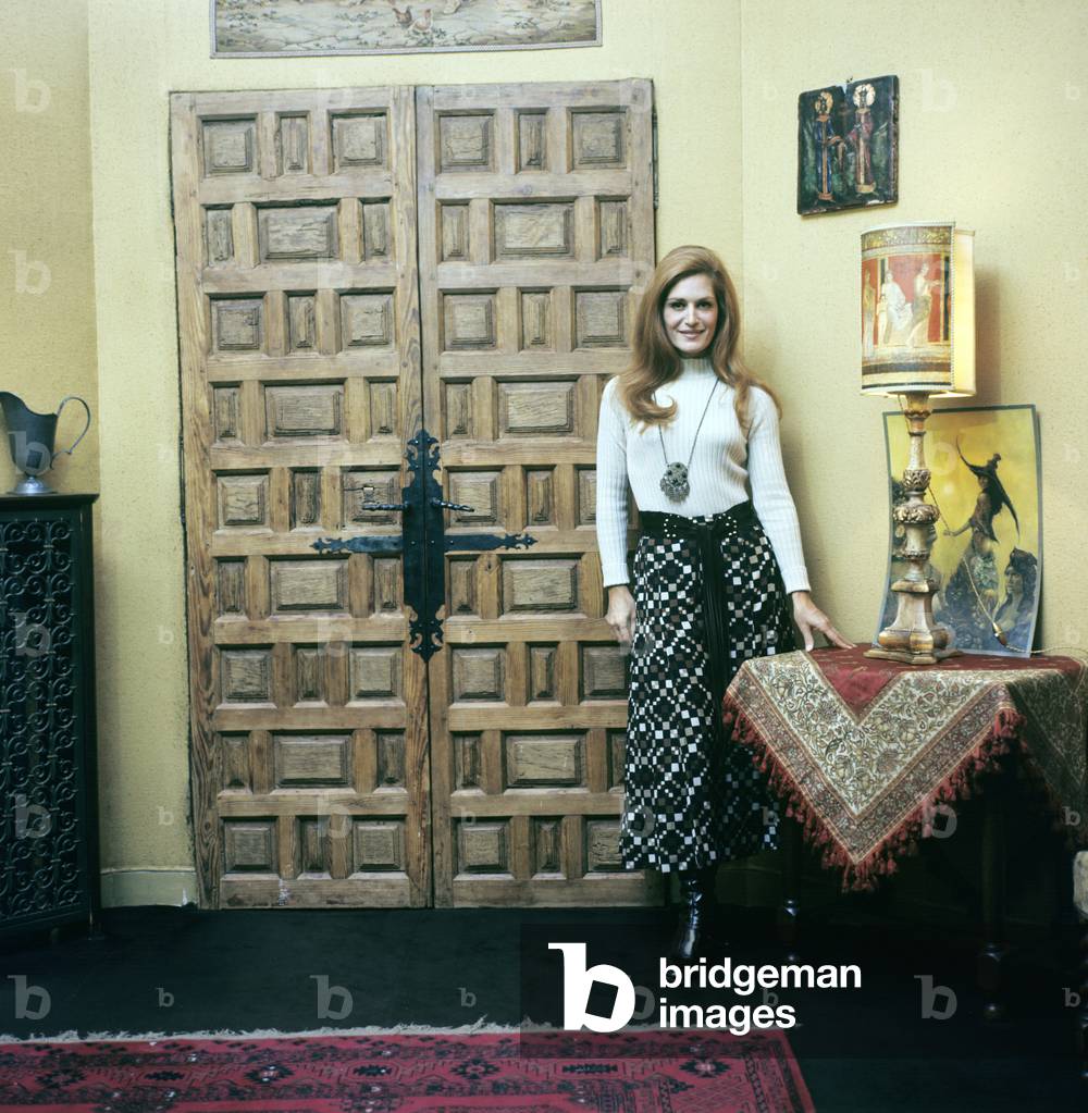 Dalida posing in her house, France, 1968 (photo)