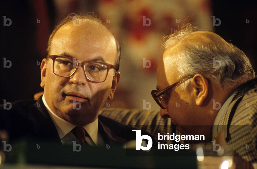 A man talking to Bettino Craxi