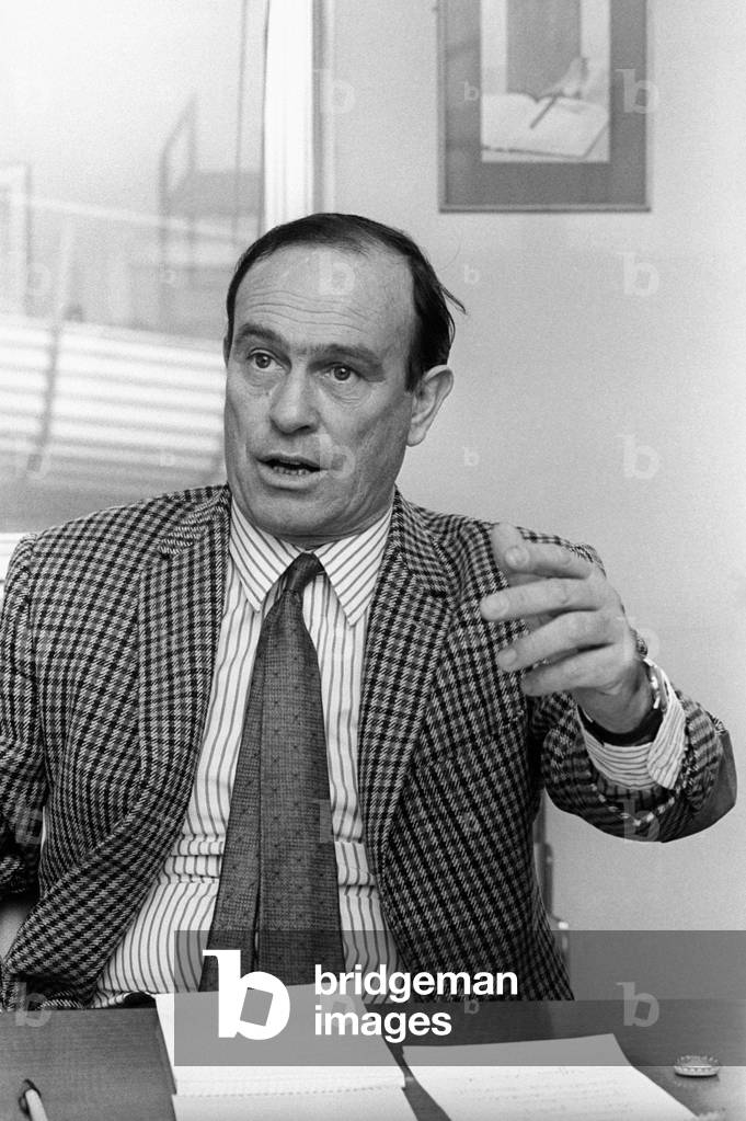 Giorgio Bocca gesticulating