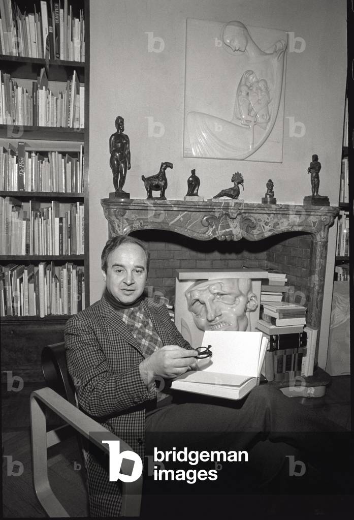 Vanni Scheiwiller is reading a book