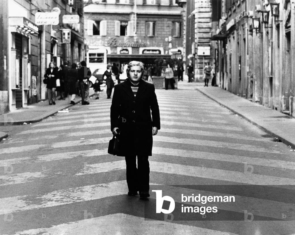 Bruno Lauzi walking in the street