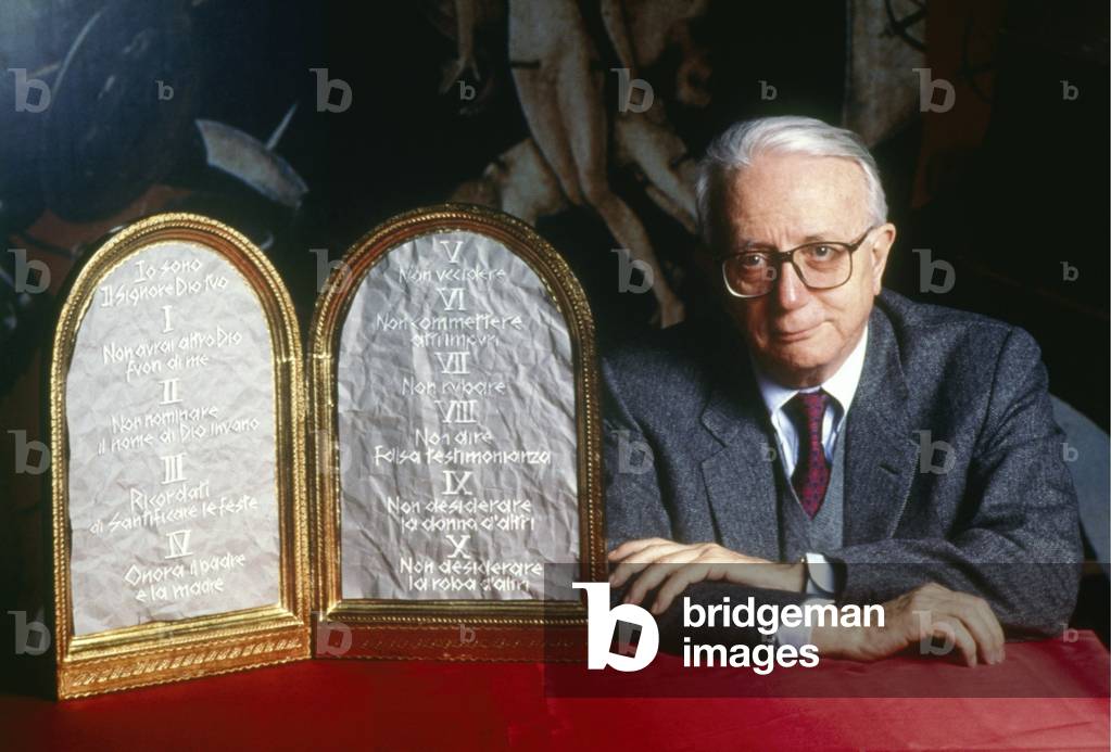 Enzo Biagi in the studio of I dieci comandamenti all'italiana, Italy