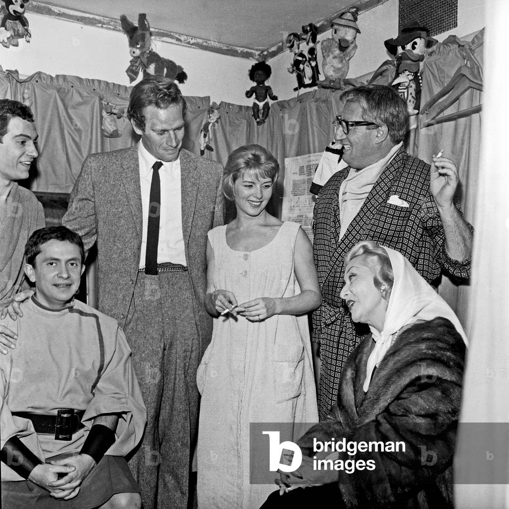 Charlton Heston with the leading actors of the play 'Un trapezio per Lisistrata', Rome, Italy, 1958 (b/w photo)