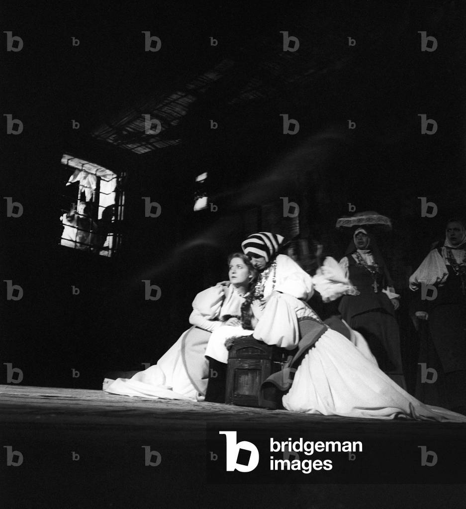 Bianca Toccafondi and Maria Fabbri embrace in a theatral performance