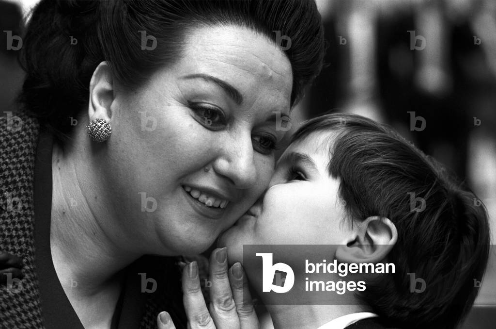 Bernabé II Marti kissing Montserrat Caballé on her cheek, 1971 (b/w photo)