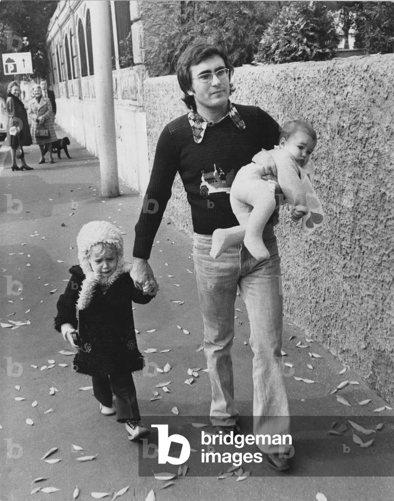 Al Bano walking with his children