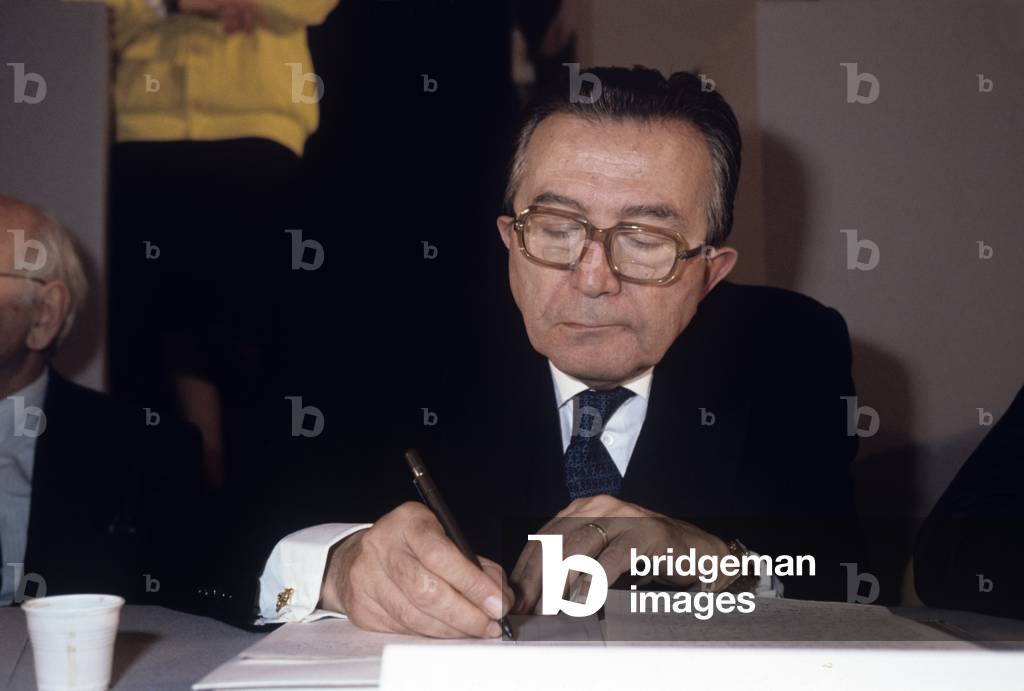 Giulio Andreotti writing on a paper