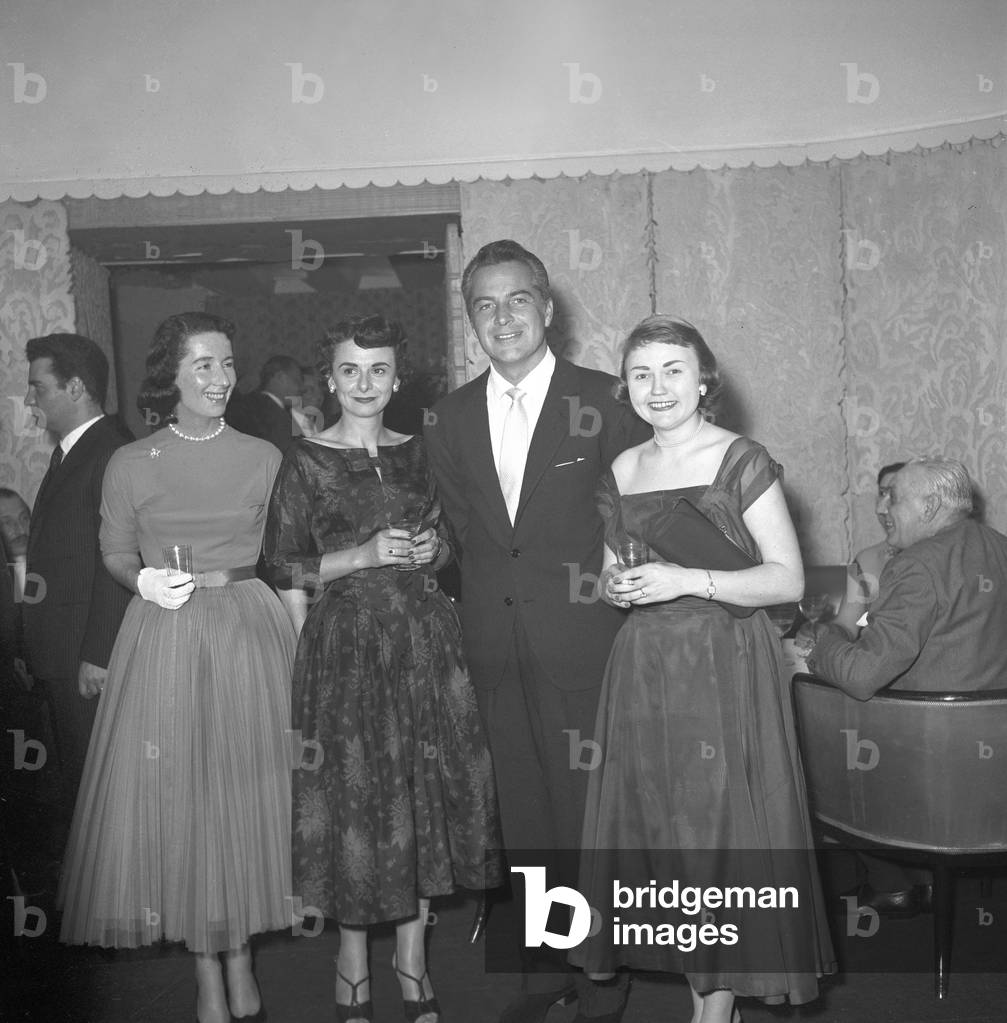 Rossano Brazzi posing with some fans (b/w photo)
