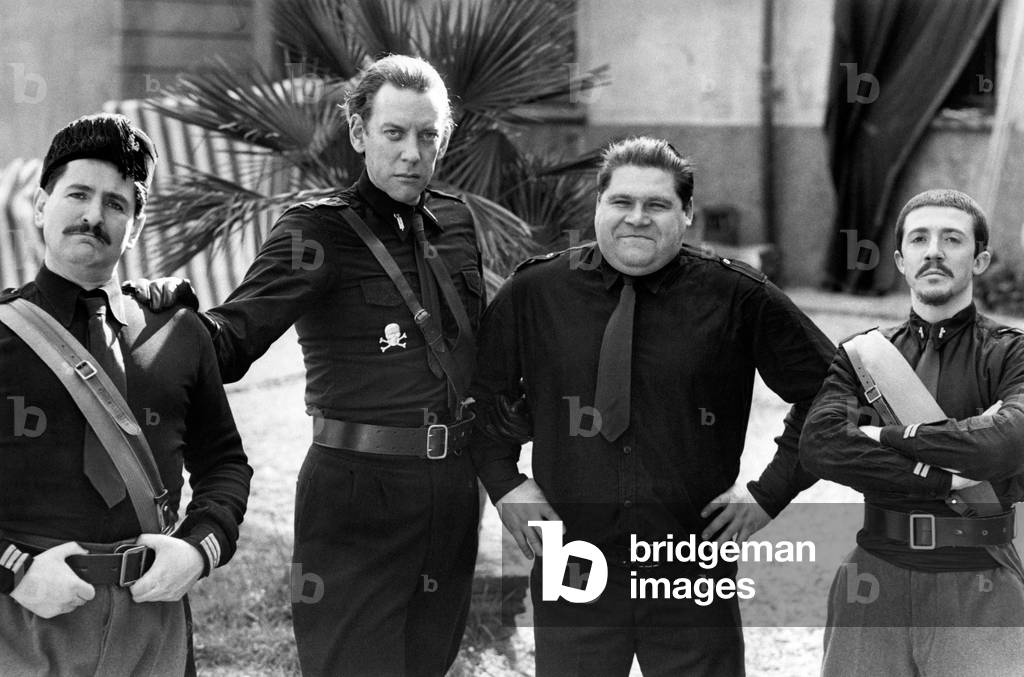 Donald Sutherland and some walk-on actors on the set of the movie Novecento