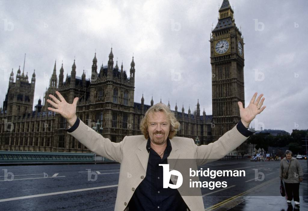 Umberto Tozzi posing in front of the House of Parliament, London, Regno Unito
