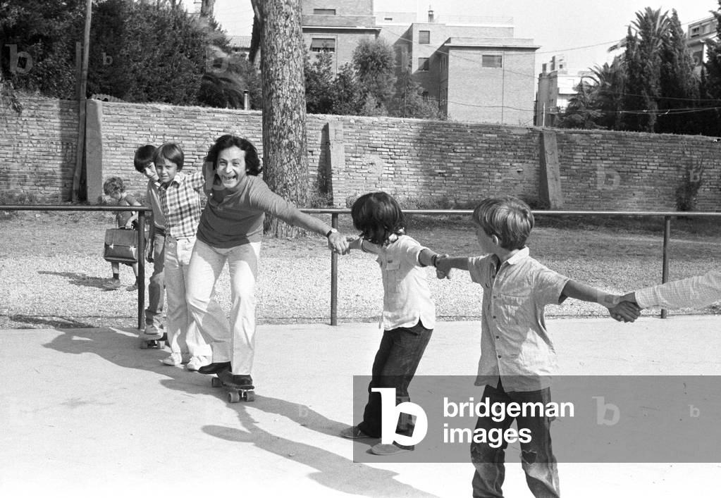 Leo Gullotta playing with some children, Italy, 1980 (b/w photo)