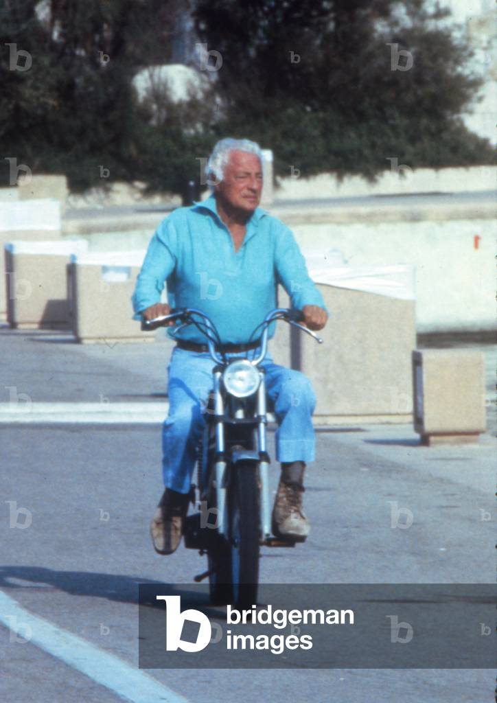 Gianni Agnelli riding a scooter, 1990 (photo)
