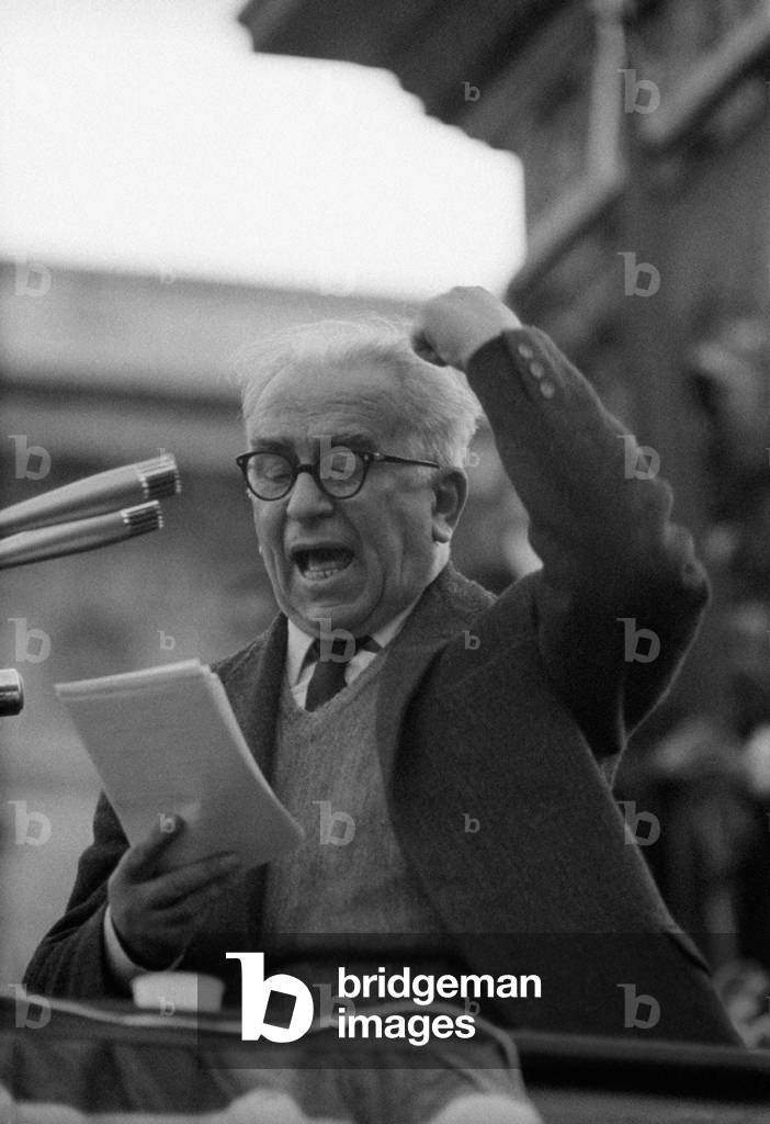 Luigi Longo reading at a meeting