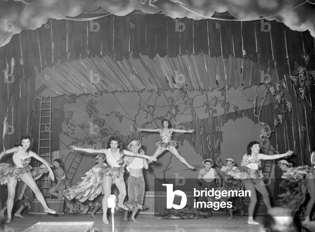 Ballet scene from the musical Giove in doppiopetto staged at Teatro lirico of Milan, Milan, October 1954 (b/w photo)