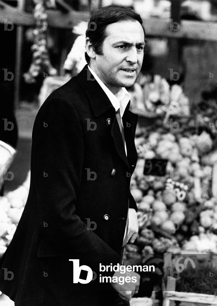 Renzo Arbore in front of a fruit stall