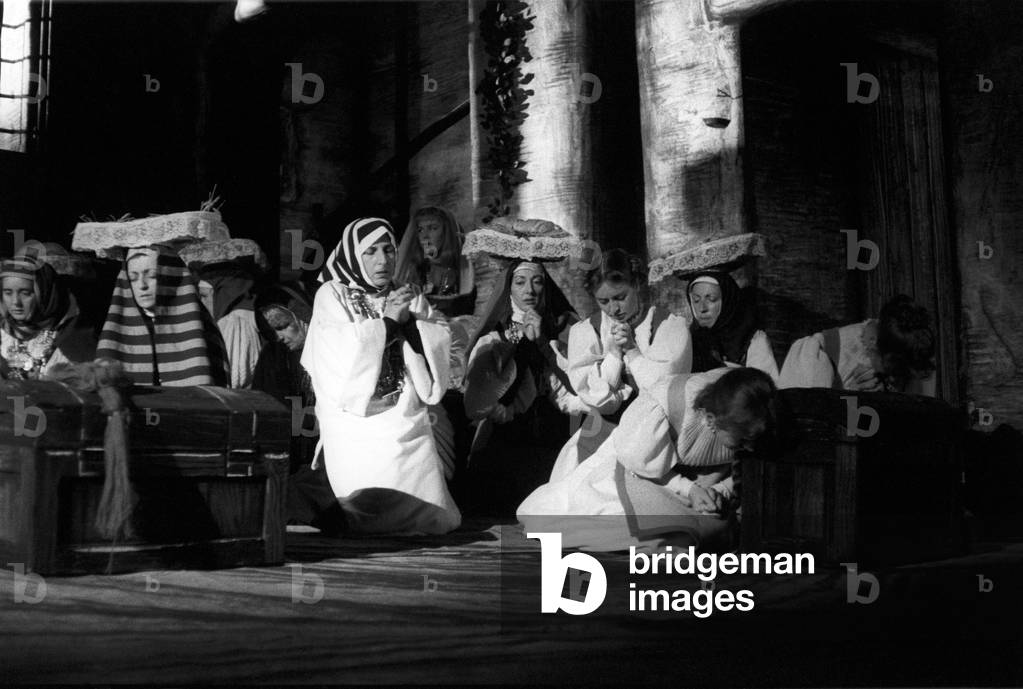 Maria Fabbri is praying together with other women, in a theatre performance, 1957 (b/w photo)