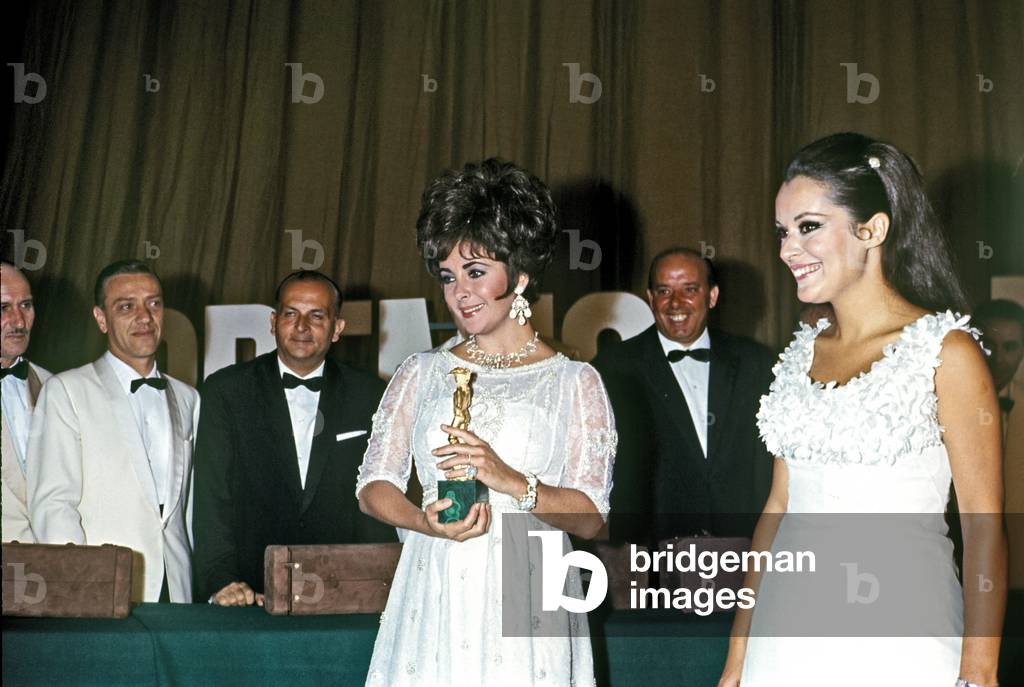 Elizabeth Taylor getting the David di Donatello award, Taormina, Italy, 1967 (photo)