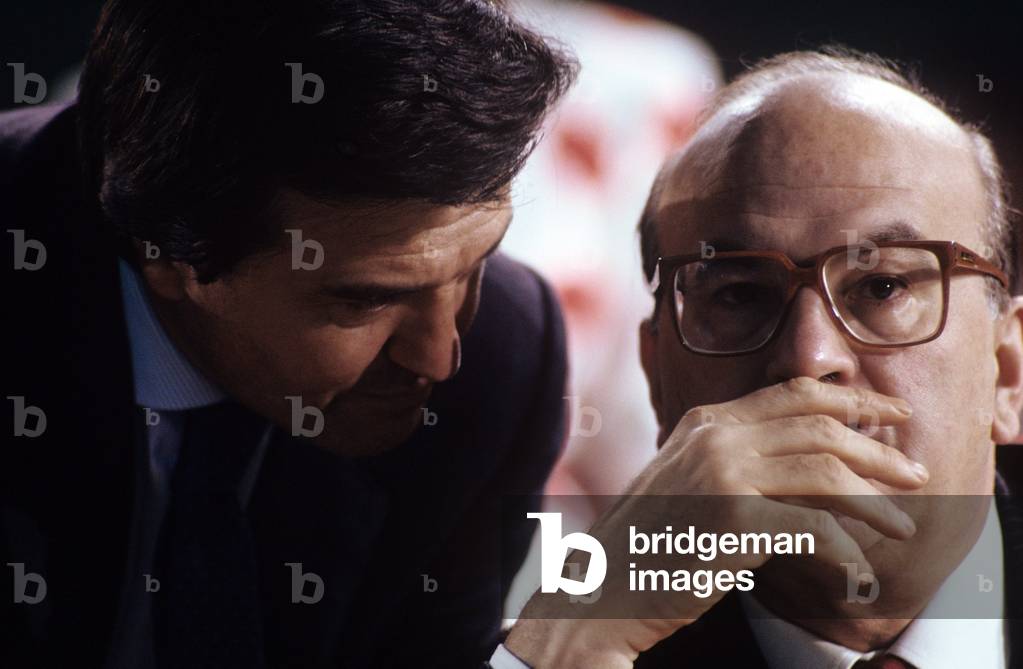 Claudio Signorile whispering in Bettino Craxi's ear