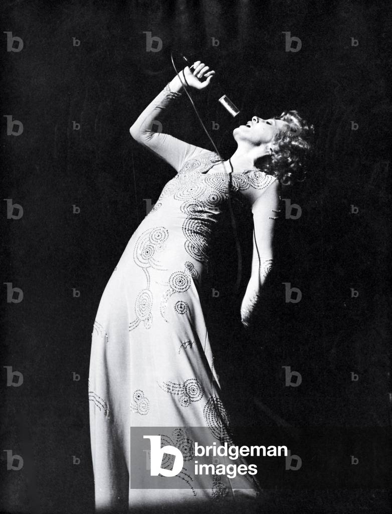 Ornella Vanoni performing
