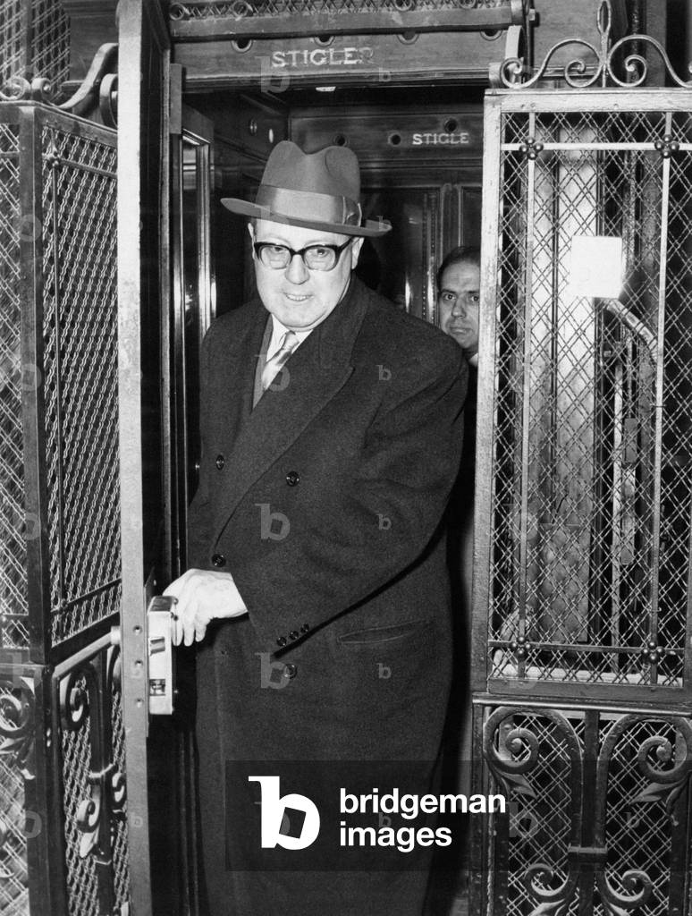 Giuseppe Saragat coming out from an elevator