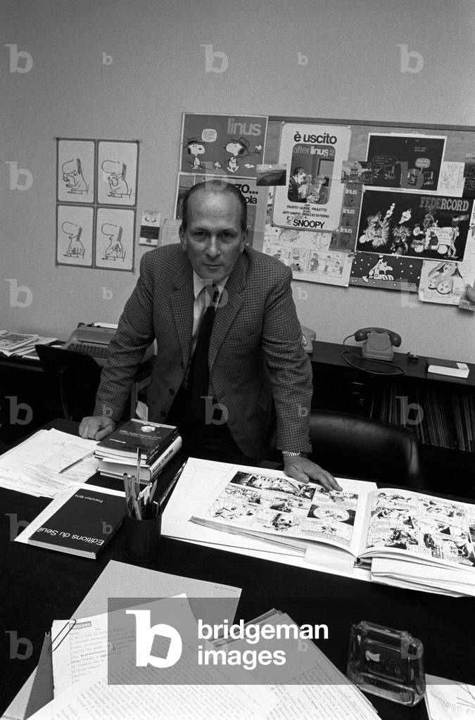 Oreste Del Buono posing in the headquarters of the magazine Linus