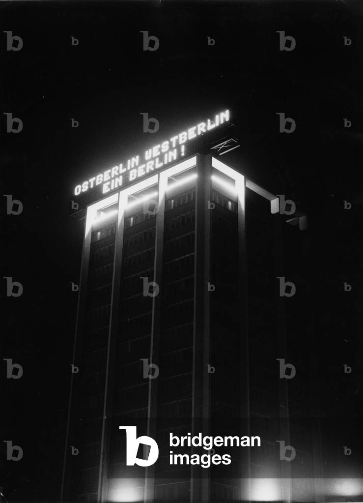 It banner East Berlin West Berlin a Berlin!