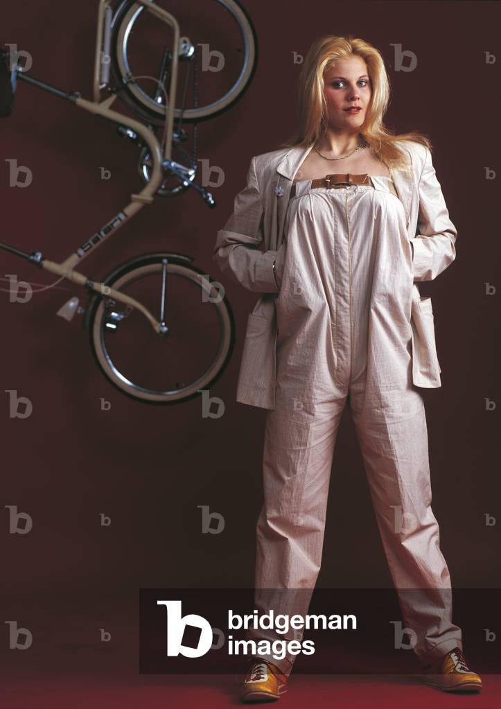 Patrizia Pellegrino next to a bicycle