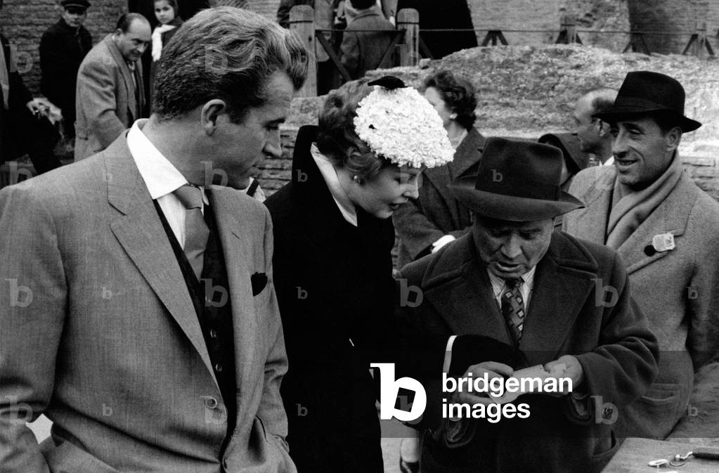 Arlene Dahl and Fernando Lamas at the entrance of the Colosseum