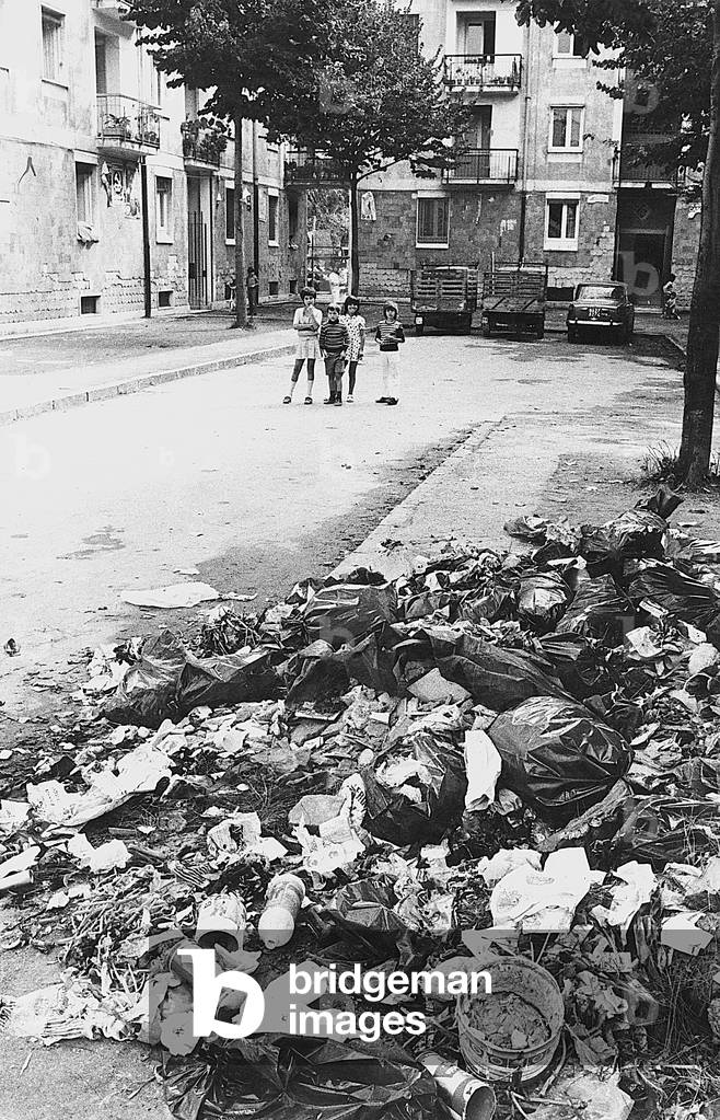 Rubbish stacked in a street of the city, Naples, 1972 (photo)
